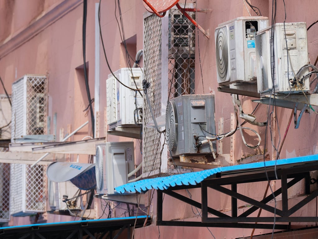 Klimaanlagen an der Hauswand des Wirtschaftsministeriums in Neu Delhi.