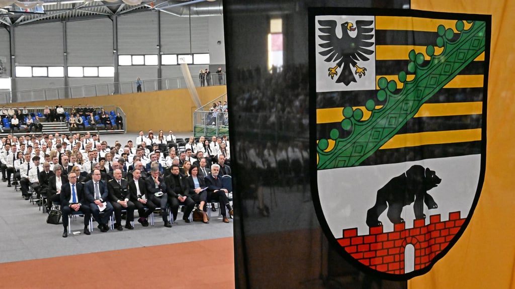 57 Frauen und 91 Männer haben in der Ascherslebener Ballhausarena ihre Abschlusszeugnisse der Fachhochschule Polizei erhalten.