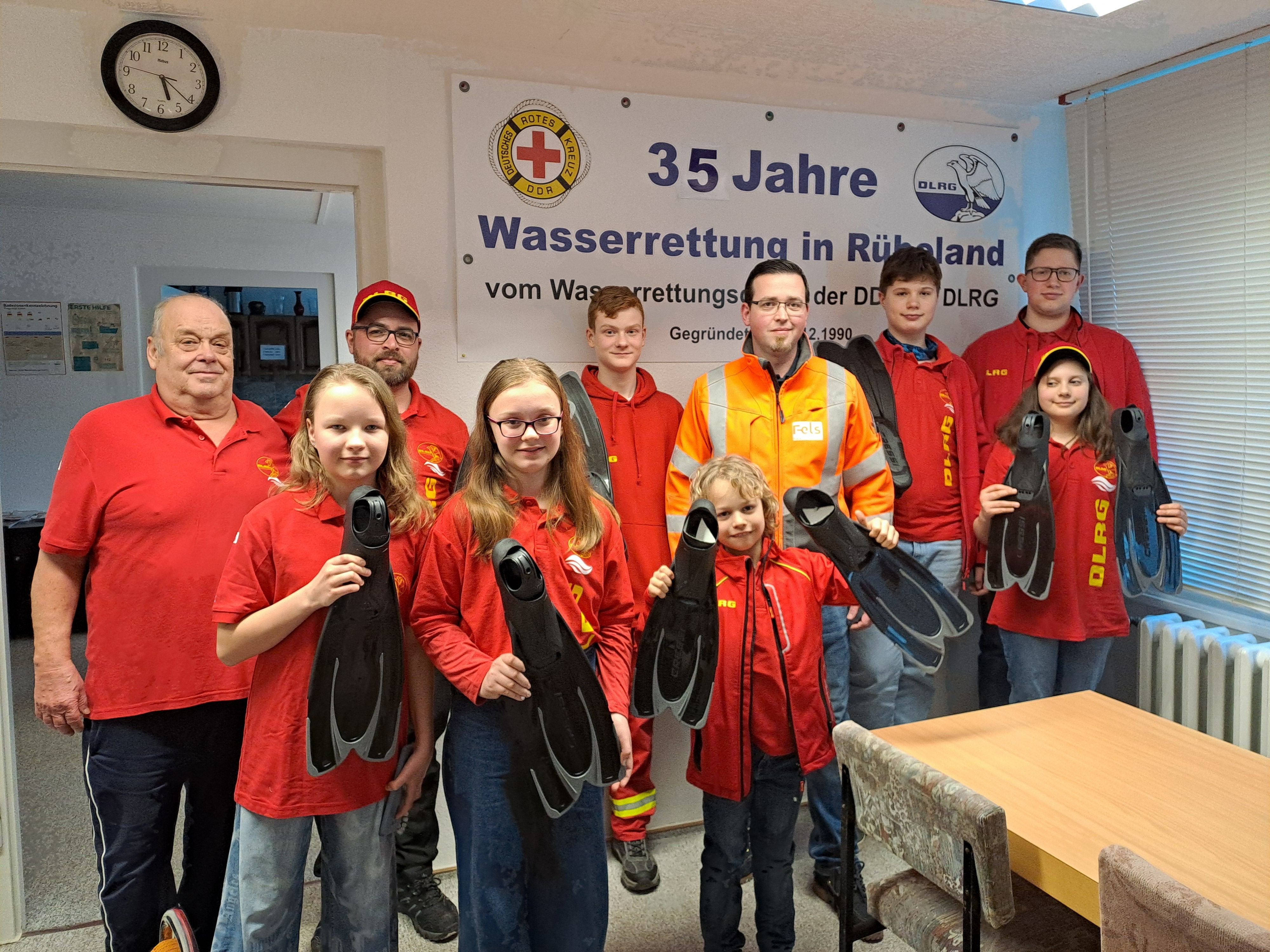 Dank Spende von Fels-Werken: Freude bei DLRG-Ortsgruppe in Rübeland: Neue Trainings-Schwimmflossen für Kinder gekauft