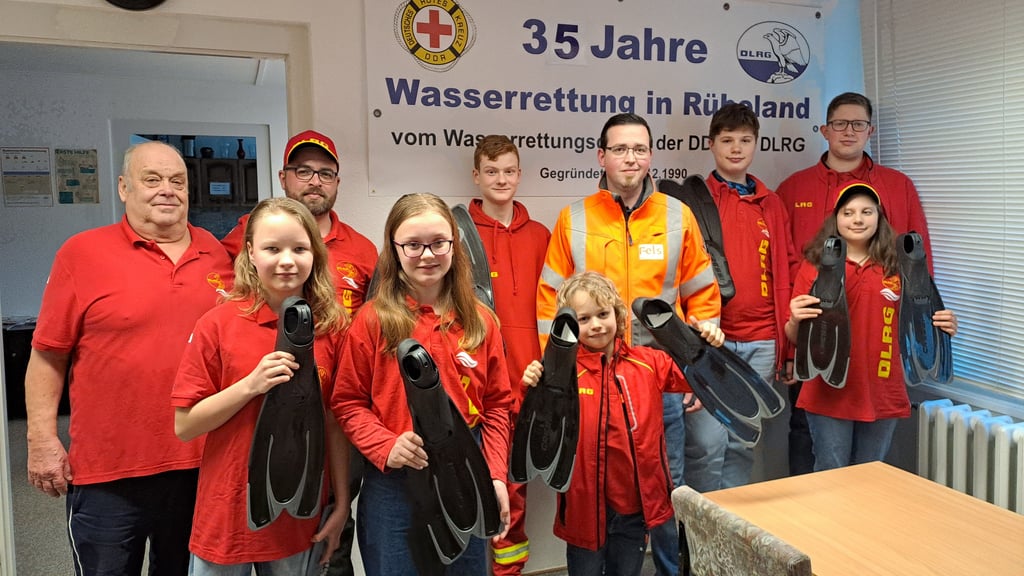 Die DLRG-Ortsgruppe Rübeland freut sich über die neuen Schwimmflossen für den Nachwuchs.