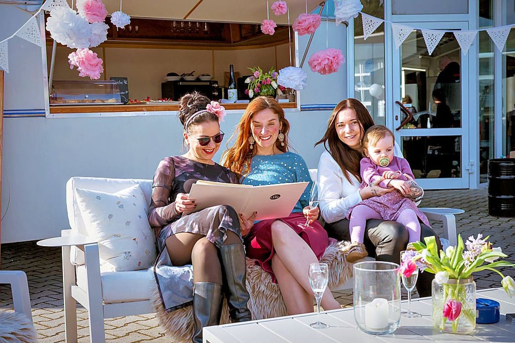 Das umgebaute Wohnmobil vom Café Curt lud zum gemütlichen Kaffee bei herrlichem Sonnschein ein.