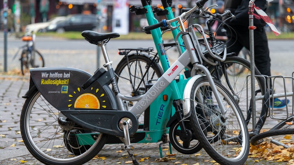 In Berlin soll Nextbike Gebühren für die Nutzung des Straßenraums zahlen - für Anbieter von E-Scootern galt das in der Bundeshauptstadt bereits. (Archivbild)