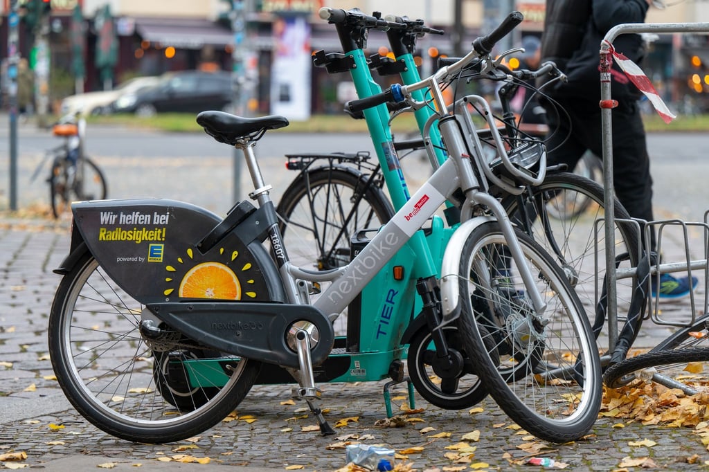 In Berlin soll Nextbike Gebühren für die Nutzung des Straßenraums zahlen - für Anbieter von E-Scootern galt das in der Bundeshauptstadt bereits. (Archivbild)