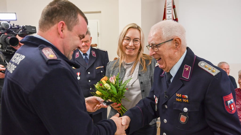 Walter Bellstedt (rechts) ist zu seinem 95. Geburtstag mit einem besonderen Orden ausgezeichnet worden, den bislang noch niemand je erhalten hat. Zu der hohen  Ehre gratulierten auch Stadtwehrleiter David Leseberg und Bürgermeisterin Grit Matz.