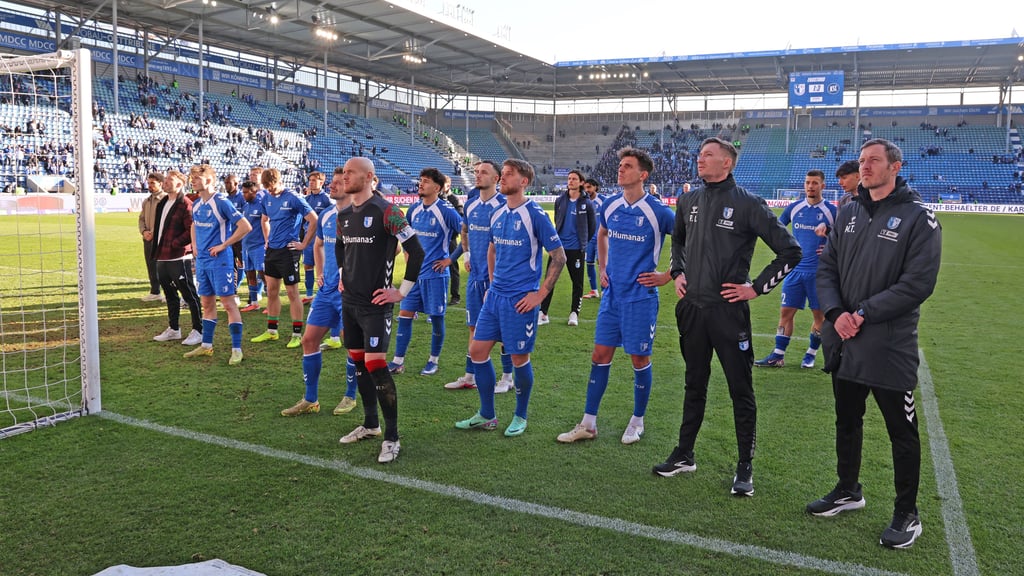 Coach Pascal Ibold (Zweiter von rechts) und Torwarttrainer Matthias Tischer standen nach dem Spiel in der ersten Reihe.