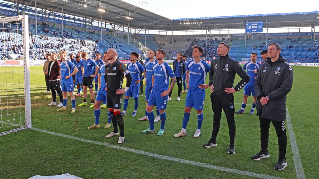 Coach Pascal Ibold (Zweiter von rechts) und Torwarttrainer Matthias Tischer standen nach dem Spiel in der ersten Reihe.