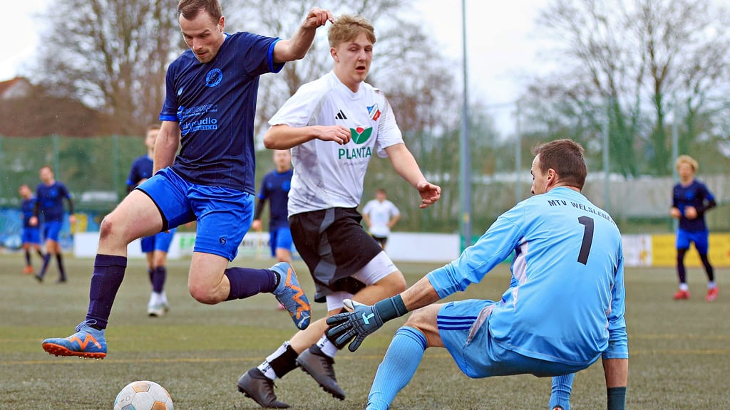 Seeland-Torjäger Chris Linow (l.) zeigte sich gegen Welsleben schon gut in Form. Der SC Seeland ist am Sonntag in Schönebeck gefordert. 