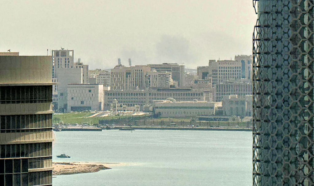 Der Iran nahm nach den isrealischen und US-Angriffe schon am Samstag auch Katar ins Visier. Hier steigt Rauch über der Hauptstadt Doha auf. 