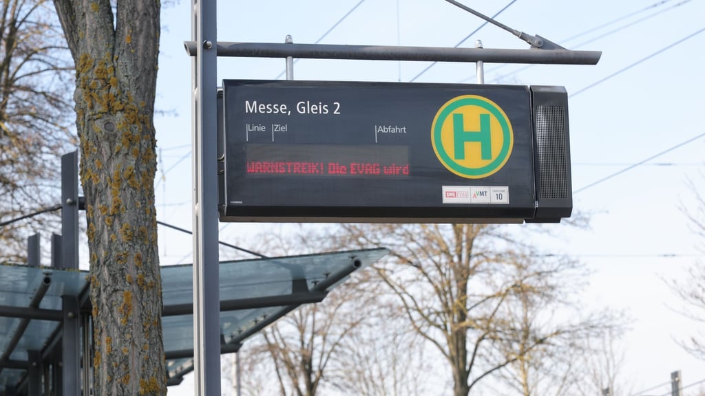 Auch am Samstag stand der Nahverkehr in Erfurt still. Am Sonntag rollten Straßenbahnen und Busse dann aber wieder. (Archivbild)