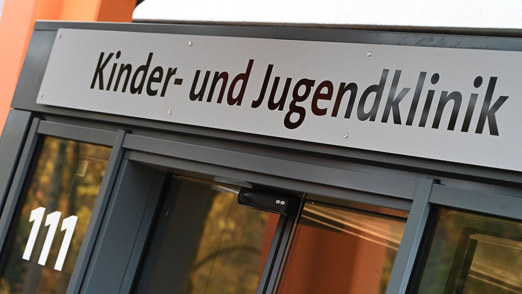 Die Kinder- und Jugendpsychiatrie sieht sich mit mehr fehlen von Transidentität konfrontiert - Jugendlichen fühlen sich dabei im Körper des anderen Geschlechtes (Symbolbild).