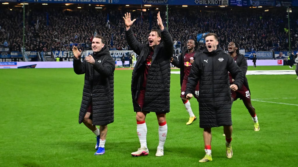 Endlich wieder drei Punkte: Die RB-Führungscrew vor der Kurve.