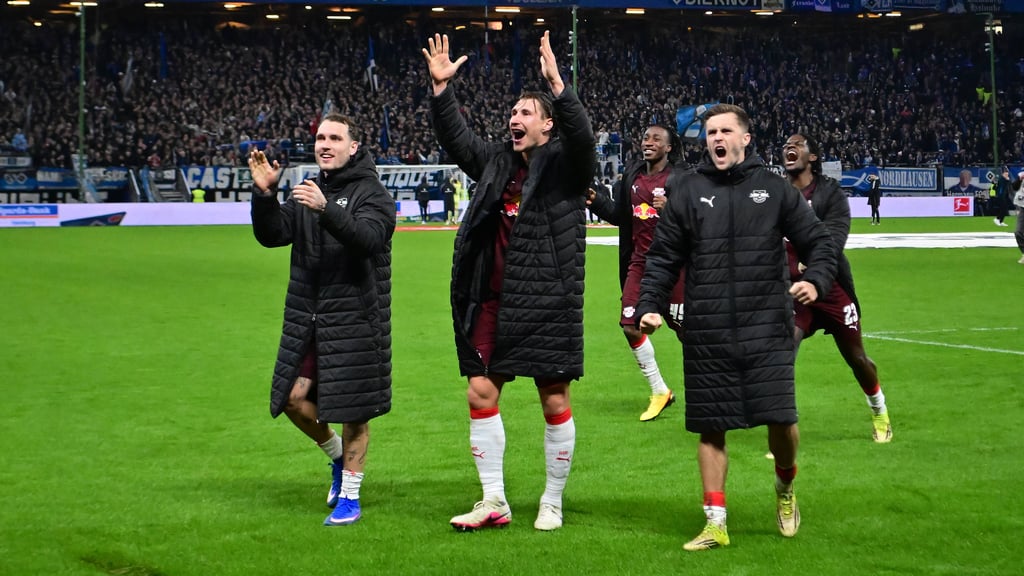 Endlich wieder drei Punkte: Die RB-Führungscrew vor der Kurve.