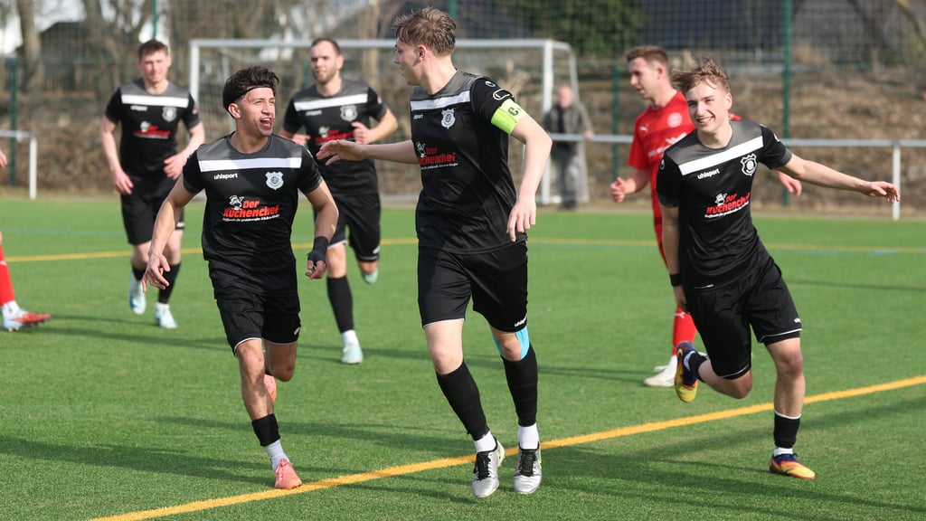 Ermin Berishaj und Kapitän Jonas Riemann bejubeln die Führung der Ottersleber gegen Staßfurt. 