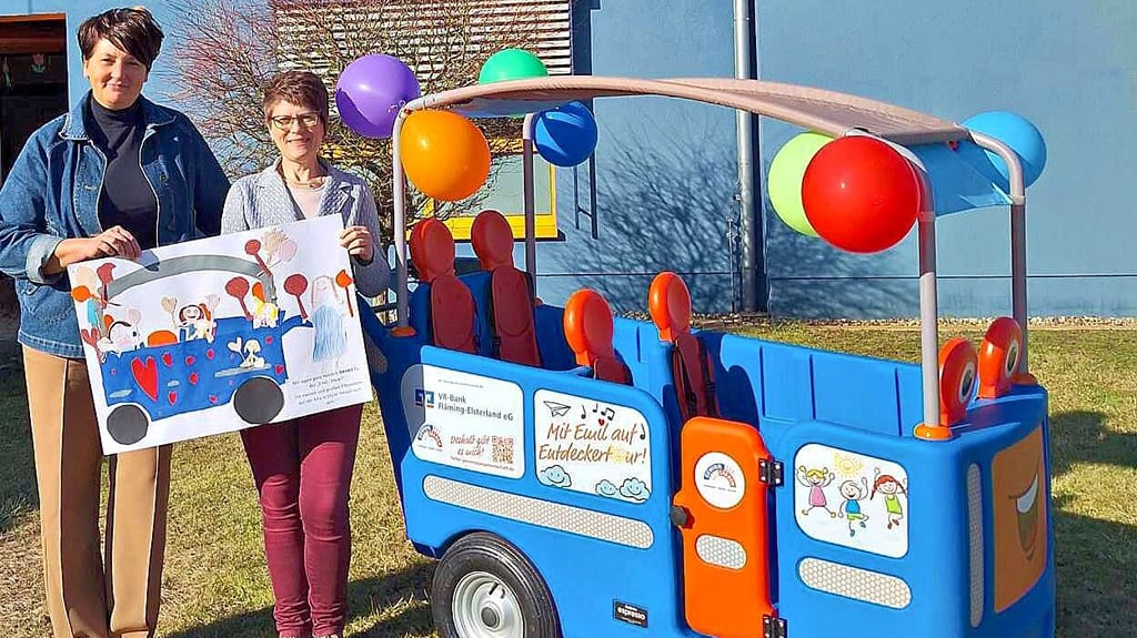 Janet Leder (links) erhält die VR-Bank-Spende von  Doreen Jannek. 