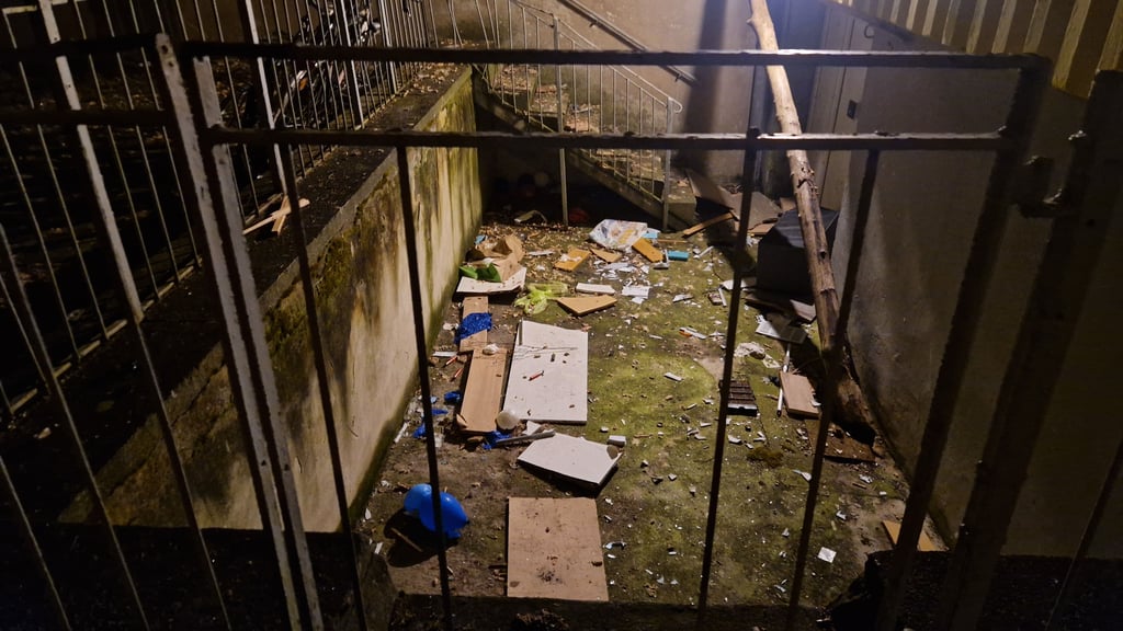 Eine Wohnanlage als Müllkippe: So sieht es in der Stolberger Straße in Halle-Neustadt derzeit aus. 