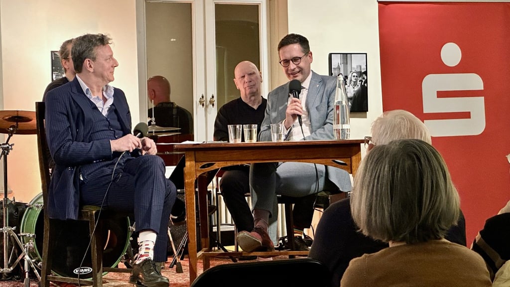 Halles Oberbürgermeister Alexander Vogt (rechts) plauderte im Literaturhaus mit Alexander Suckel über sein erstes Jahr im Amt.&nbsp;