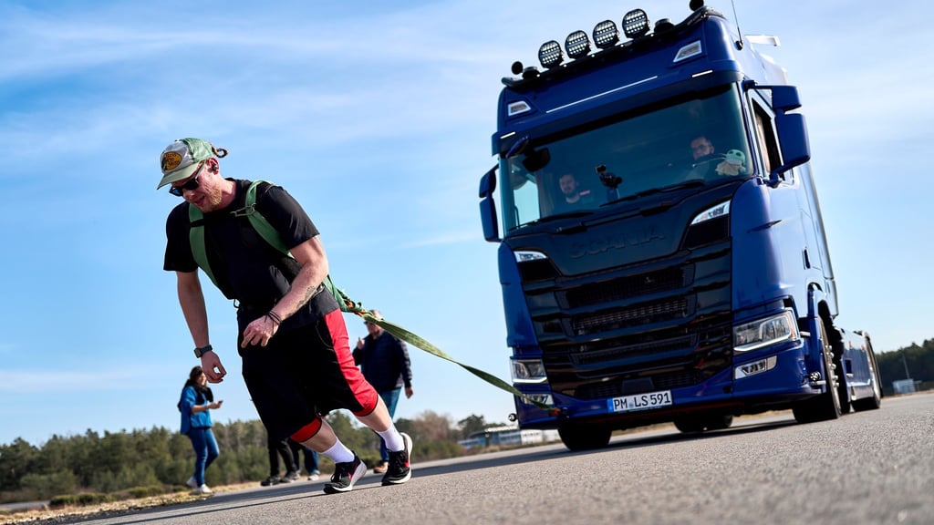 Strongman-Athlet Felix Zappe zog einen 8-Tonnen-Lkw.