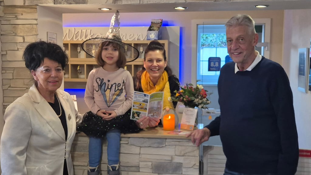 Jörg und Veronika Brückner haben das Hotel garni „Haus Sonneneck“ in Thale 1997 eröffnet. Seit 15 Jahren führt es Tochter Jacqueline, die inzwischen selbst Mutter ist. Alva (5) will auch schon manchmal helfen. 