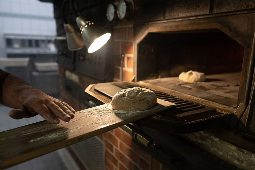Das Einbringen eines geformten Teiglings in den heißen Backofen mit Hilfe eines Brotschiebers wird „Einschießen“ genannt. Oft wird der Vorgang von einem kurzen Ruck begleitet, damit das Brot auf dem Backstein oder Backblech landet.