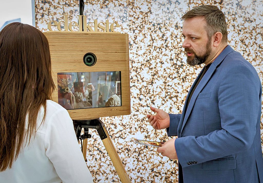  René Krüger aus Leuna bietet unter dem Namen „Edelkiste“  nicht nur seine Fotobox zur Vermietung an, sondern er baut diese sogar selbst.