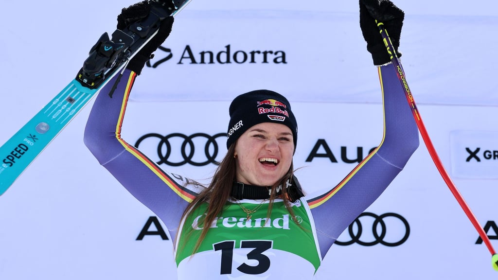 Emma Aicher jubelt über Platz zwei im zweiten Super-G von Soldeu.