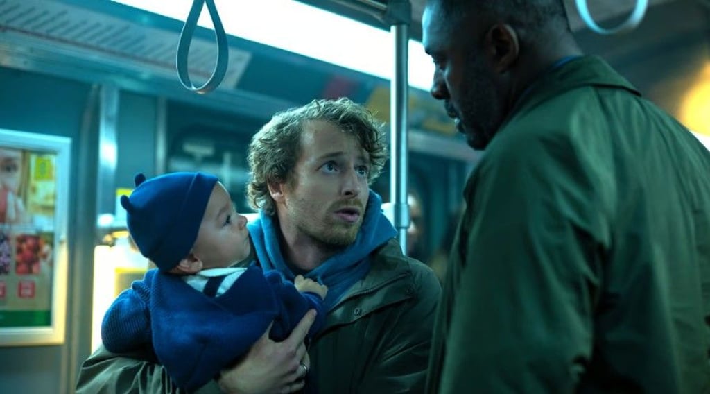 Thomas Kitsche spielt in „Hijack 2“ bei Apple-TV an der Seite von Superstars wie Idris Elba (r.), Toby Jones und Christiane Paul. Seine Rolle als Timo Dönitz passt ihm wie angegossen, denn auch im richtigen Leben ist der gebürtige Hallenser Familienvater.