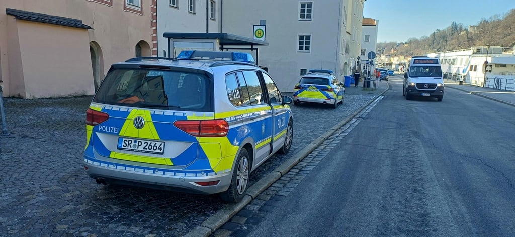 Mehrere Streifenbesatzungen, die Bereitschaftspolizei, Spürhunde und ein Polizeihubschrauber suchten erfolglos nach dem 22-Jährigen.