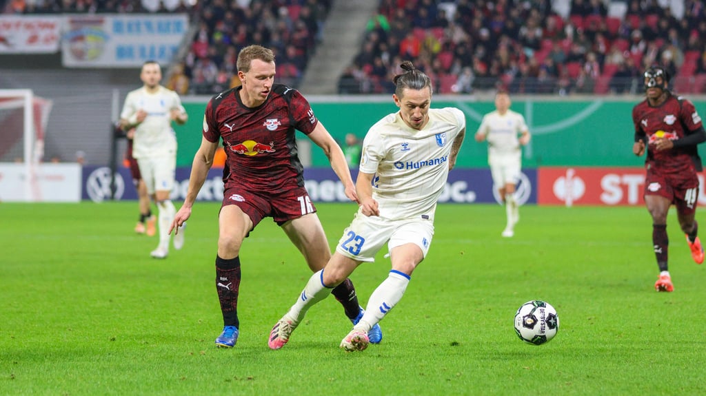 Lukas Klostermann (l.) im DFB-Pokal gegen den 1. FC Magdeburg.