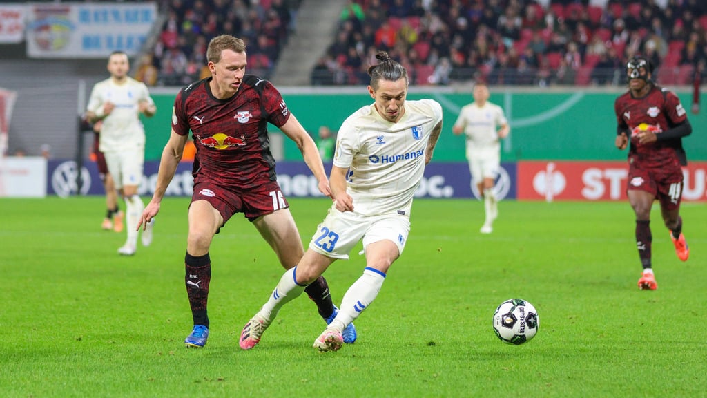 Lukas Klostermann (l.) im DFB-Pokal gegen den 1. FC Magdeburg.