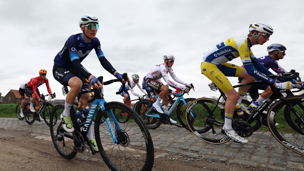 Juri Hollmann (l) im Trikot seines früheren Teams Movistar. (Archivbild)