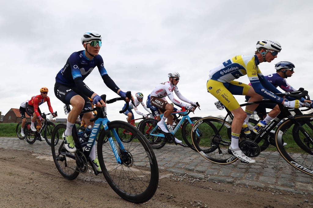 Juri Hollmann (l) im Trikot seines früheren Teams Movistar. (Archivbild)