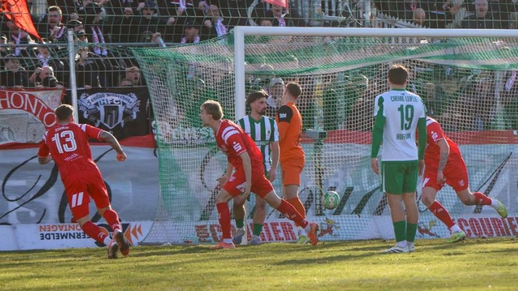 Kilian Zaruba (Mitte) traf im Spiel bei Chemie Leipzig zum 2:0.