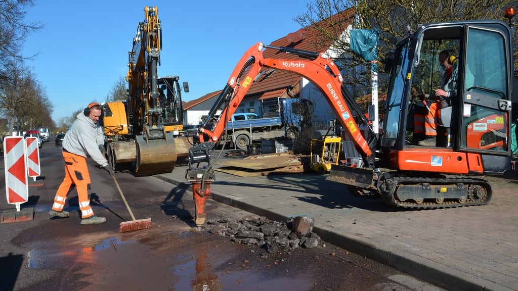 Nach einem Wasserrohrbruch ist die Satueller Straße in Haldensleben für Reparaturarbeiten halbseitig gesperrt.