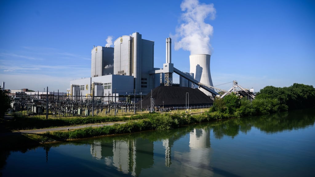 In Hannovers Kohlekraftwerk Stöcken läuft jetzt nur noch einer der beiden Blöcke. (Archivfoto)
