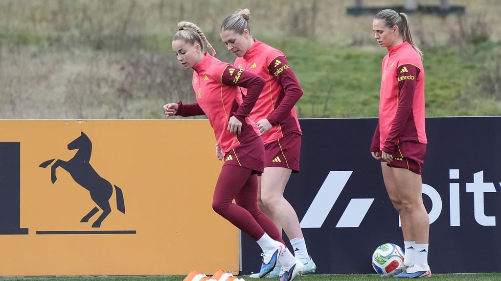 Will als Kapitänin wieder vorangehen: Giulia Gwinn (l.). Rebecca Knaak ist in Dresden ebenfalls dabei, Klara Bühl (r.) fällt verletzt aus. (Archivbild)