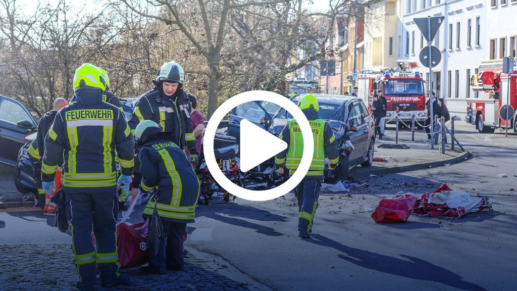 Am Montag, 2. März 2026, kam es zu einem schweren Verkehrsunfall am Kreisverkehr König-Heinrich-Straße (Rudolf-Breitscheid-Platz) in Merseburg.