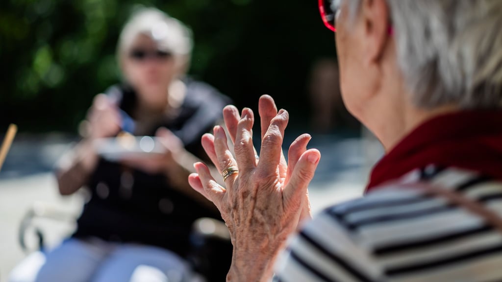 Die Zahl der älteren Menschen in Berlin nimmt zu - sie sind durch Hitze besonders gefährdet. (Symbolbild)