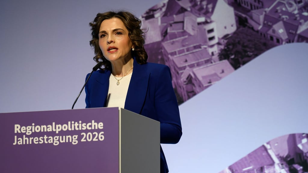 Staatsministerin Kaiser (SPD) sprach auf der regionalpolitischen Jahrestagung in Halle über Wachstumsperspektiven, Strukturwandel und verbleibende Defizite der ostdeutschen Wirtschaft.