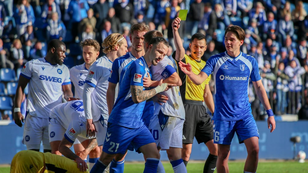 Falko Michel sah im Heimspiel des 1. FC Magdeburg gegen den Karlsruher SC am Sonntag seine fünfte Gelbe Karte. Für ihn könnte Dariusz Stalmach (r.) gegen die SV Elversberg in die FCM-Startelf rücken.