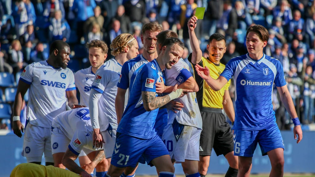 Falko Michel sah im Heimspiel des 1. FC Magdeburg gegen den Karlsruher SC am Sonntag seine fünfte Gelbe Karte. Für ihn könnte Dariusz Stalmach (r.) gegen die SV Elversberg in die FCM-Startelf rücken.