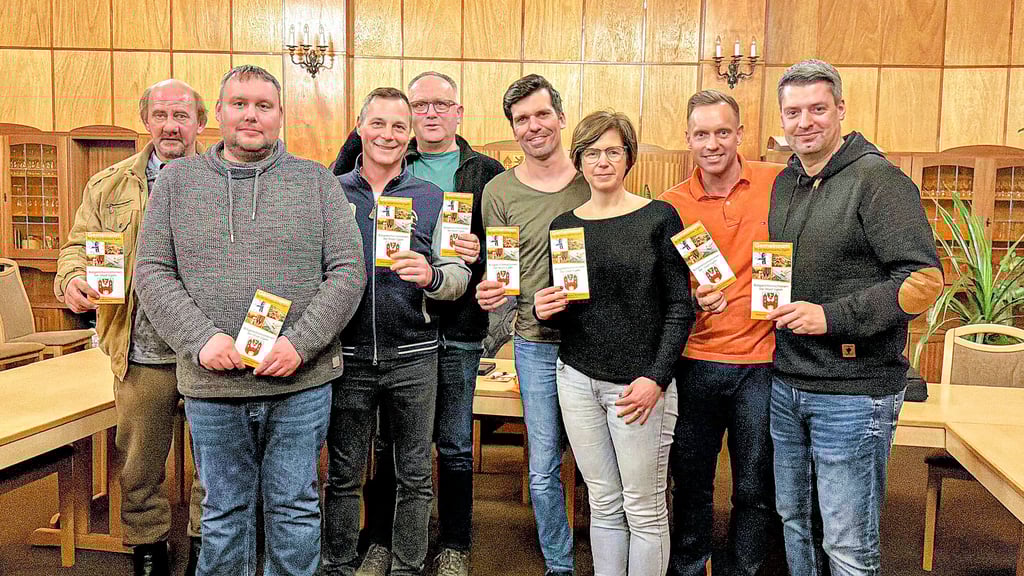 Mitglieder der Egelner Stadtratsfraktion „Zusammen für Egeln“ (ZfE), mit ihrem Vorsitzenden Gordon Tamm (4.v.r.), präsentieren nach einer Ratssitzung den Flyer, den jeder Haushalt der Stadt bekommen soll. 