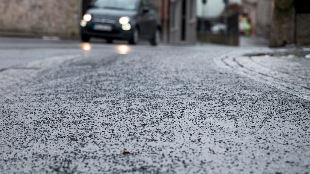 Es knirscht unter den Füßen: Nach dem Tauwetter liegt vielerorts noch Streugut auf den Gehwegen.
