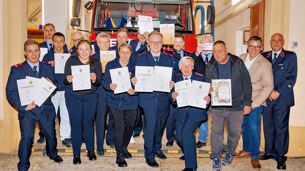 Entspannte Stimmung am Ende des Abends nachdem die Kameradinnen und Kameraden  ihre Urkunden für Beförderungen, Auszeichnungen und Jubiläen erhielten. 