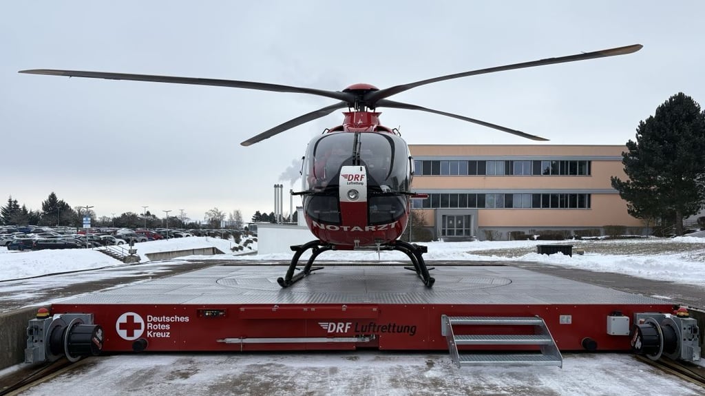 Der schwerverletzte Motorradfahrer wurde nach der Erstversorgung vor Ort mit dem Rettungshubschrauber „Christoph 37“ – hier auf der neuen, verschiebbaren Rettungsplattform des Südharz-Klinikums Nordhausen – in diese Unfallklinik geflogen. 