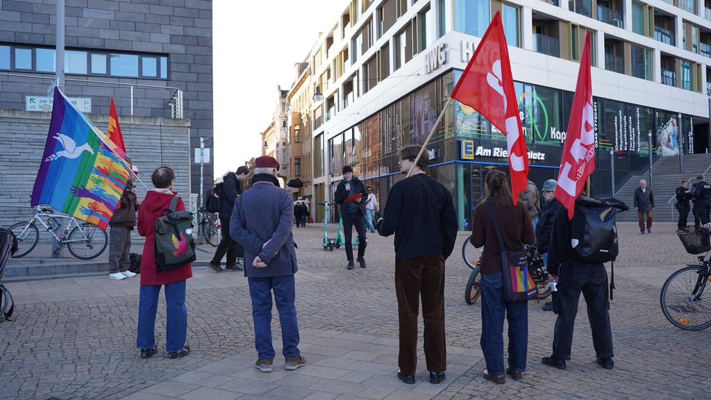 Auf dem Riebeckplatz in Halle wurde gegen den Iran-Krieg demonstriert. Anschließend zogen die Demonstranten weiter zum Marktplatz.