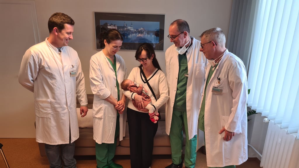 (v. l.) Dr. Jozsef Meszaros, Oberärztin Mariam Janashia, Katherina Lazko mit Tochter Victoria, Prof. Alexander Schmeißer und Prof. Rüdiger Christian Braun-Dullaeus.