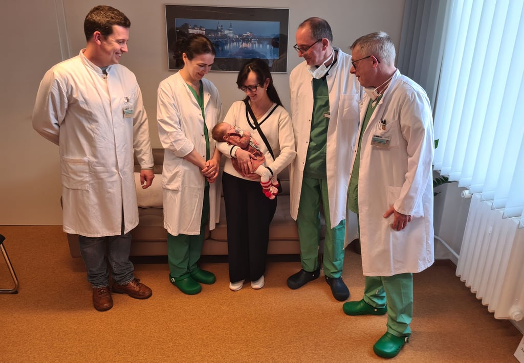 (v. l.) Dr. Jozsef Meszaros, Oberärztin Mariam Janashia, Katherina Lazko mit Tochter Victoria, Prof. Alexander Schmeißer und Prof. Rüdiger Christian Braun-Dullaeus.