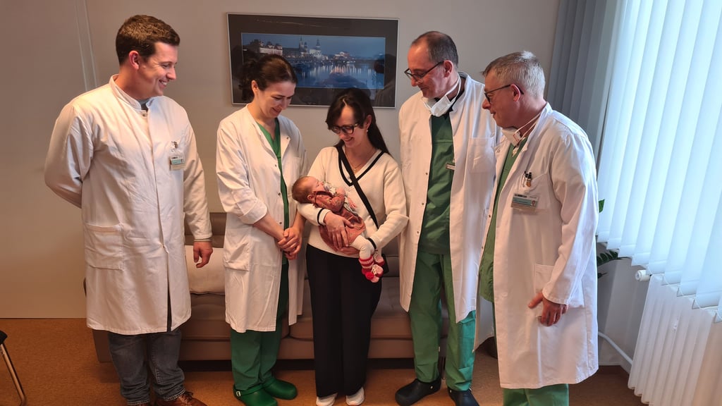 (v. l.) Dr. Jozsef Meszaros, Oberärztin Mariam Janashia, Katherina Lazko mit Tochter Victoria, Prof. Alexander Schmeißer und Prof. Rüdiger Christian Braun-Dullaeus.