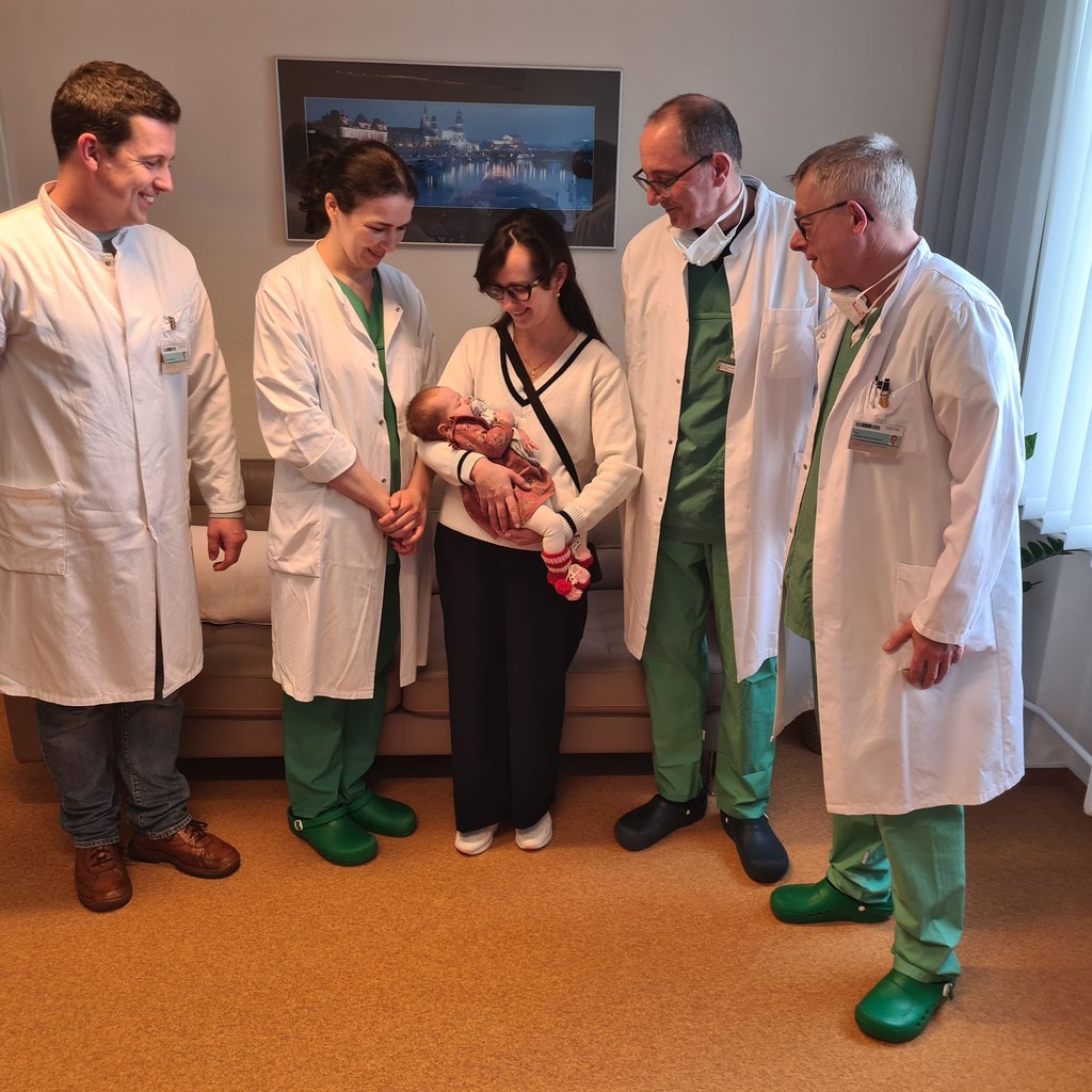 (v. l.) Dr. Jozsef Meszaros, Oberärztin Mariam Janashia, Katherina Lazko mit Tochter Victoria, Prof. Alexander Schmeißer und Prof. Rüdiger Christian Braun-Dullaeus.