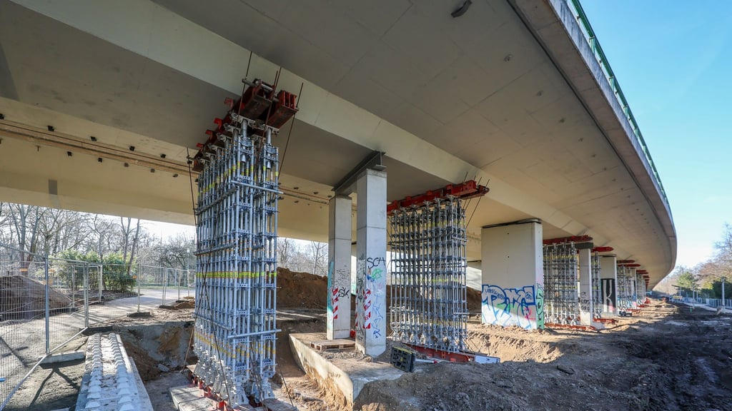 Stützen sichern die marode Agra-Brücke bei Leipzig.